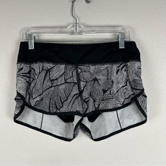 Lululemon Black White Dottie Tribe Speed Athletic Athleisure Shorts Size 6 - Picture 1 of 7